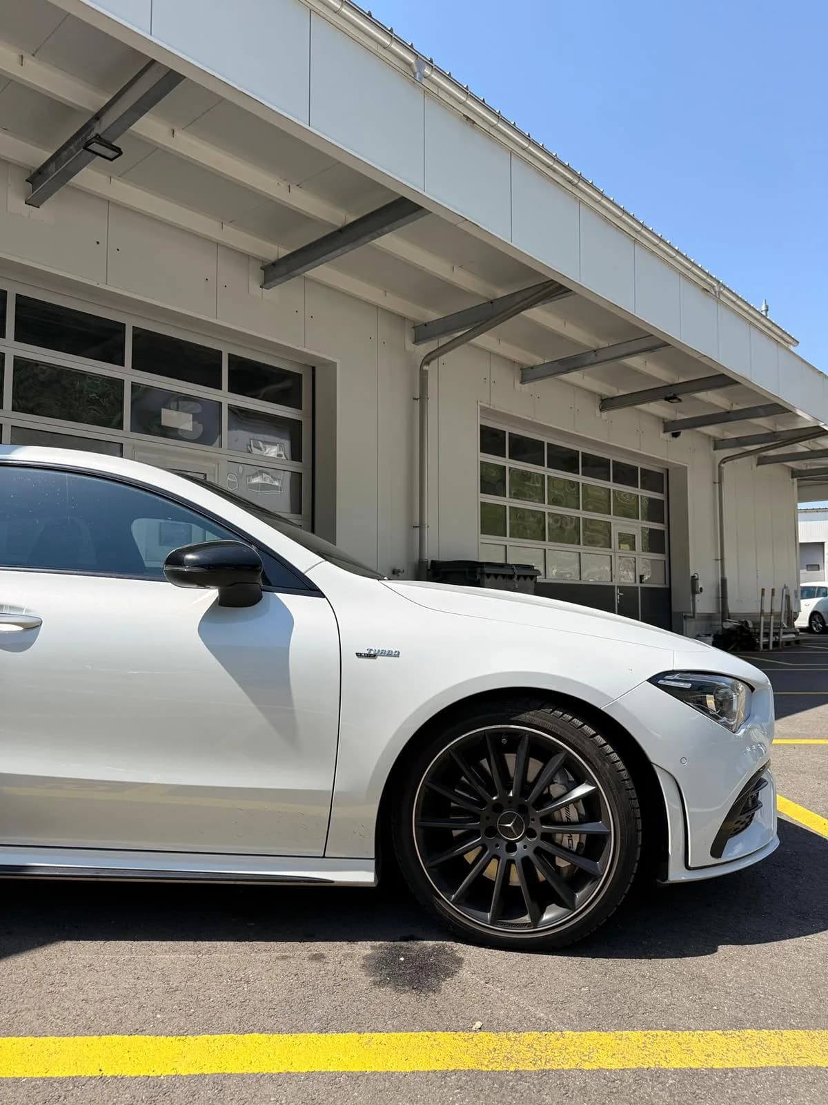 Mercedes-Benz CLA 35 AMG - Miniature 4