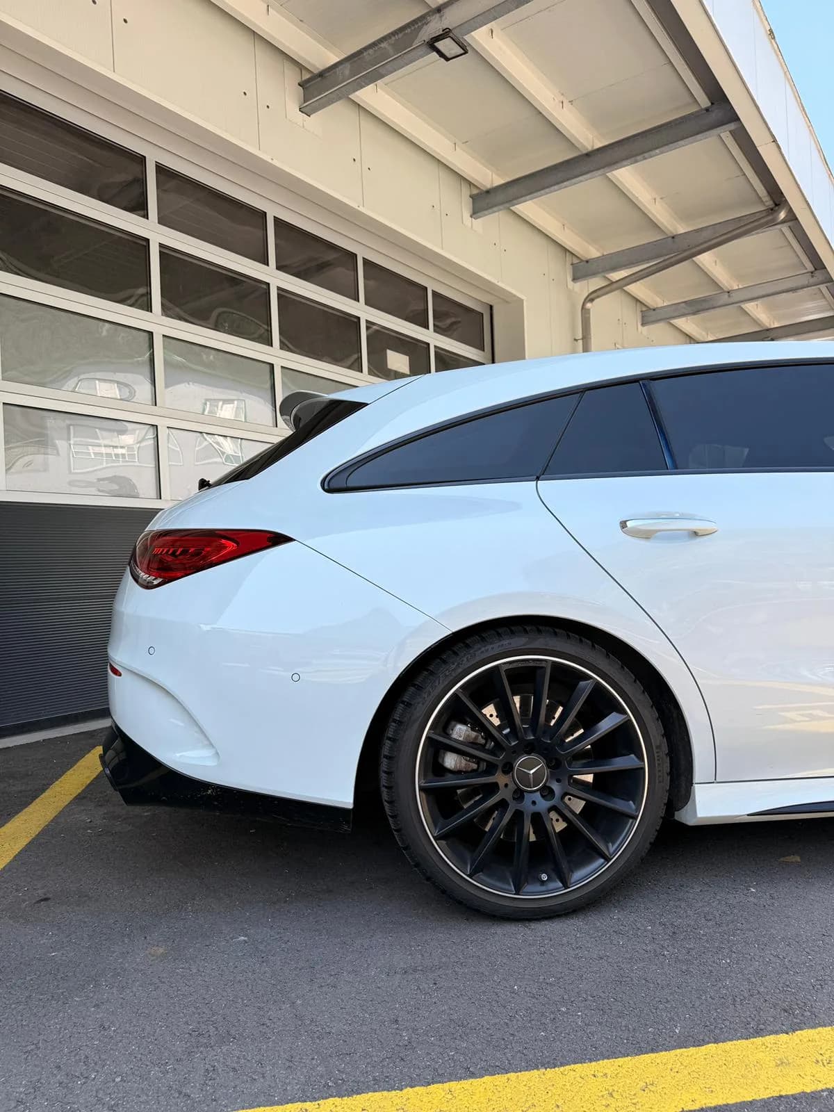 Mercedes-Benz CLA 35 AMG - Miniature 5