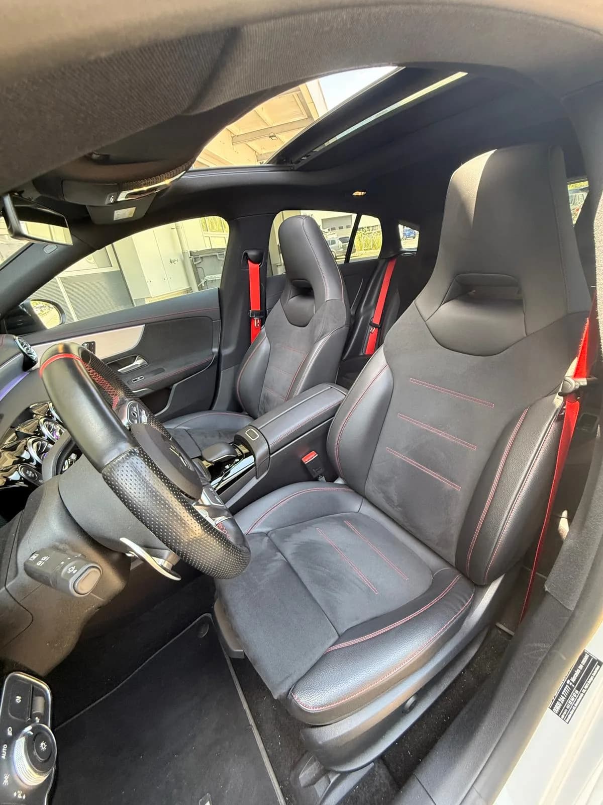 Mercedes-Benz CLA 35 AMG - Miniature 14