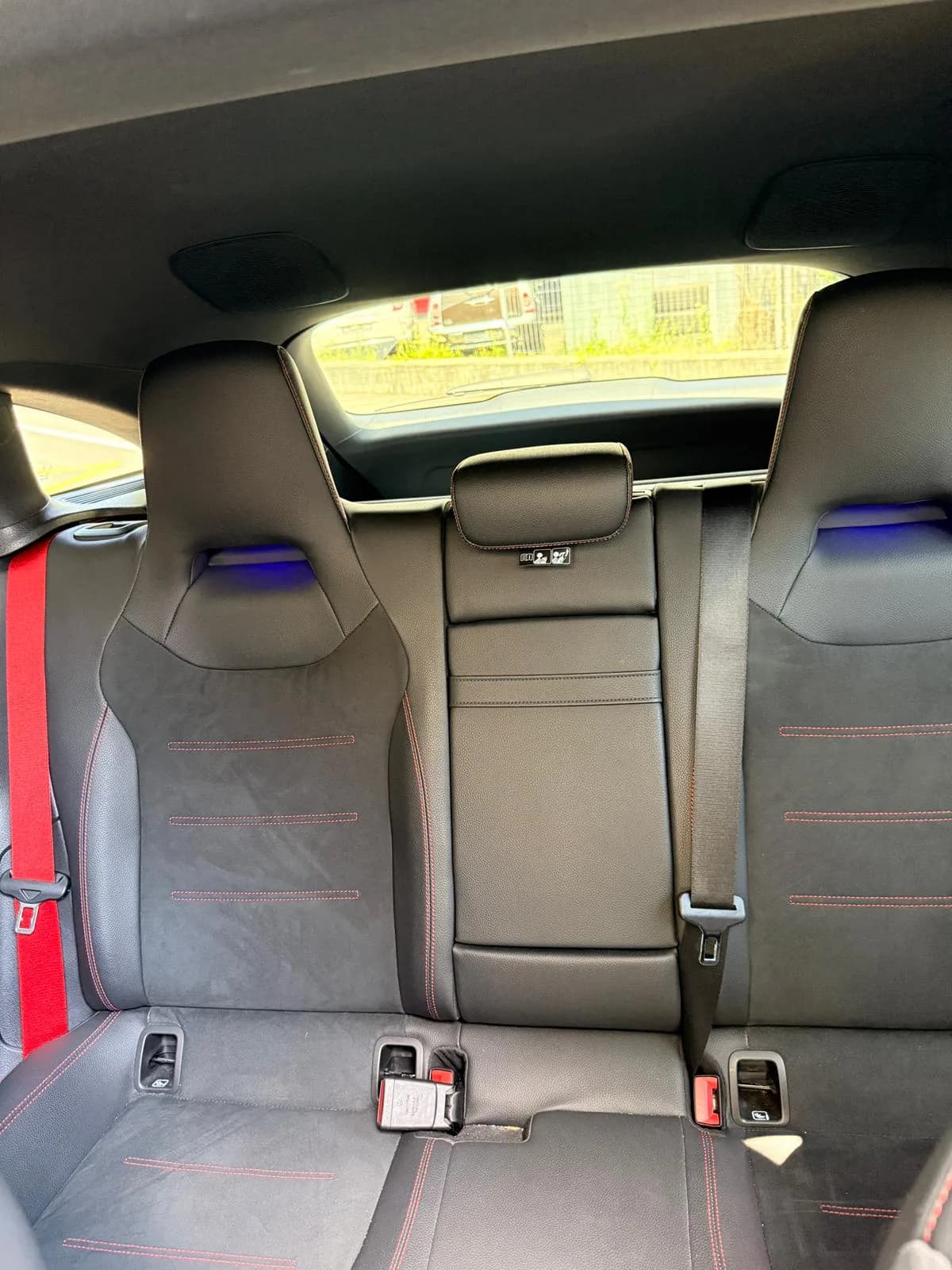 Mercedes-Benz CLA 35 AMG - Miniature 17