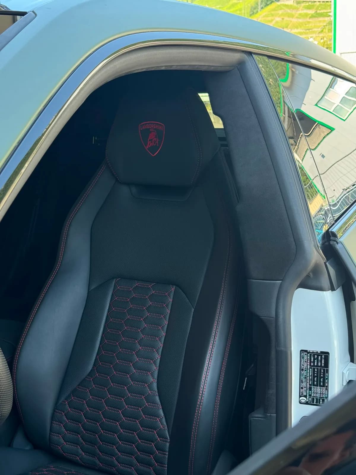 Lamborghini Urus - Miniature 11