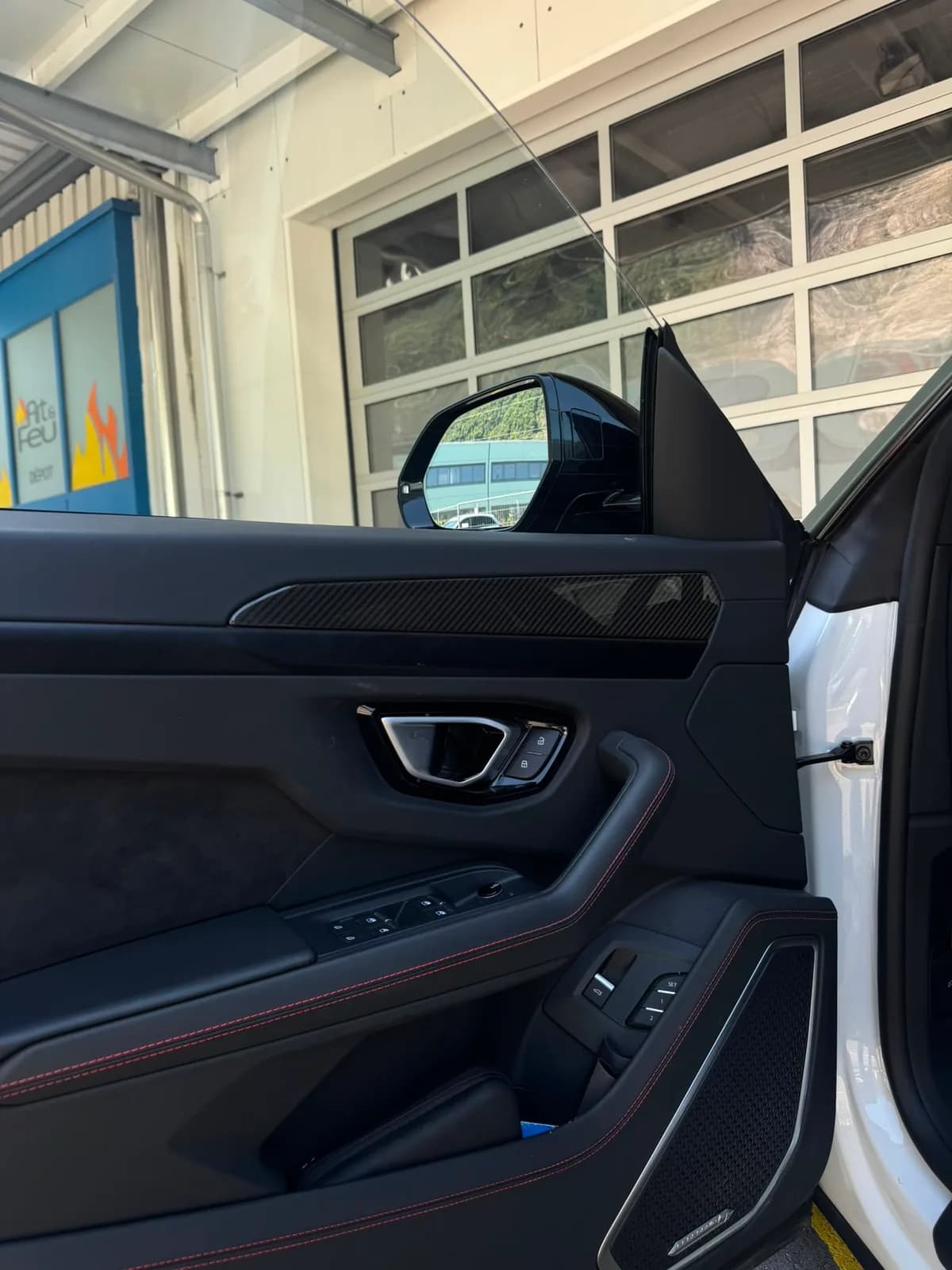 Lamborghini Urus - Miniature 16