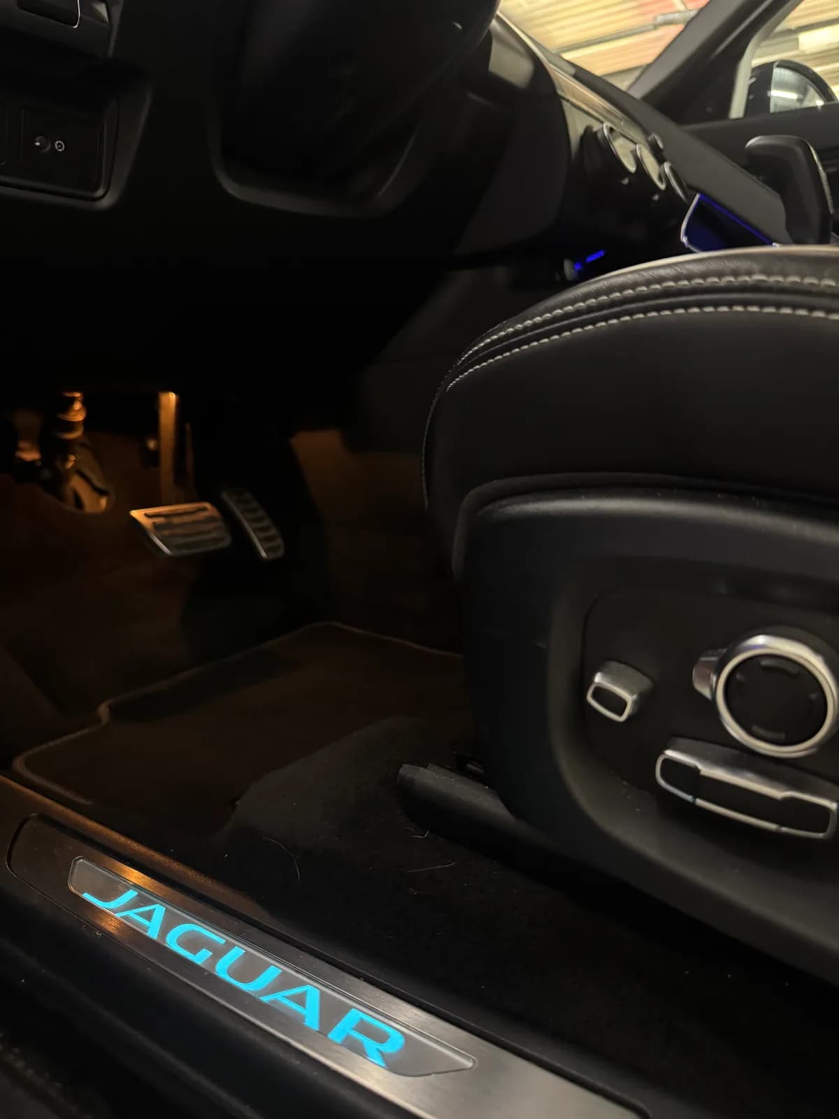 Jaguar E-Pace P300 AWD - Miniature 11
