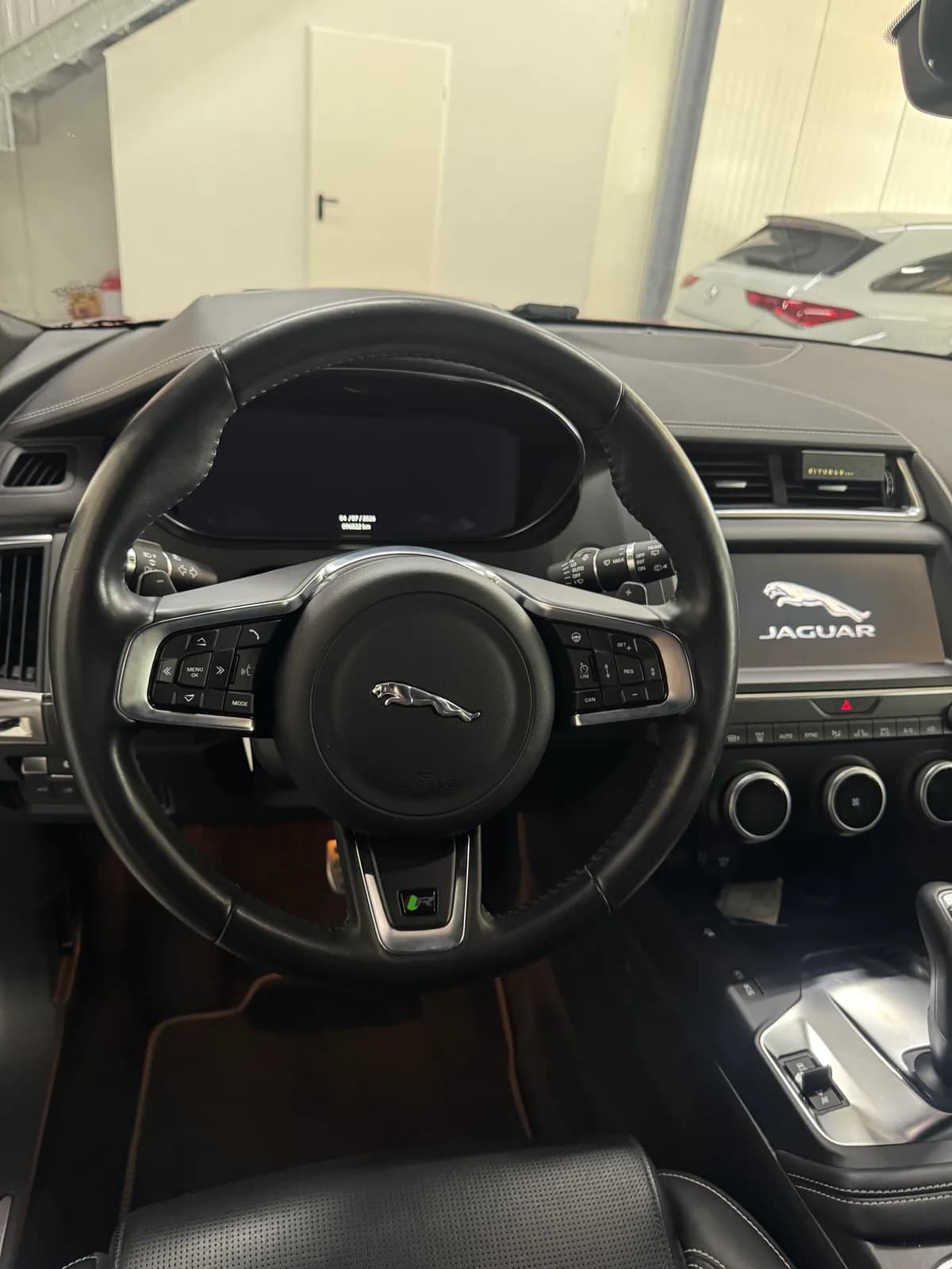 Jaguar E-Pace P300 AWD - Miniature 12