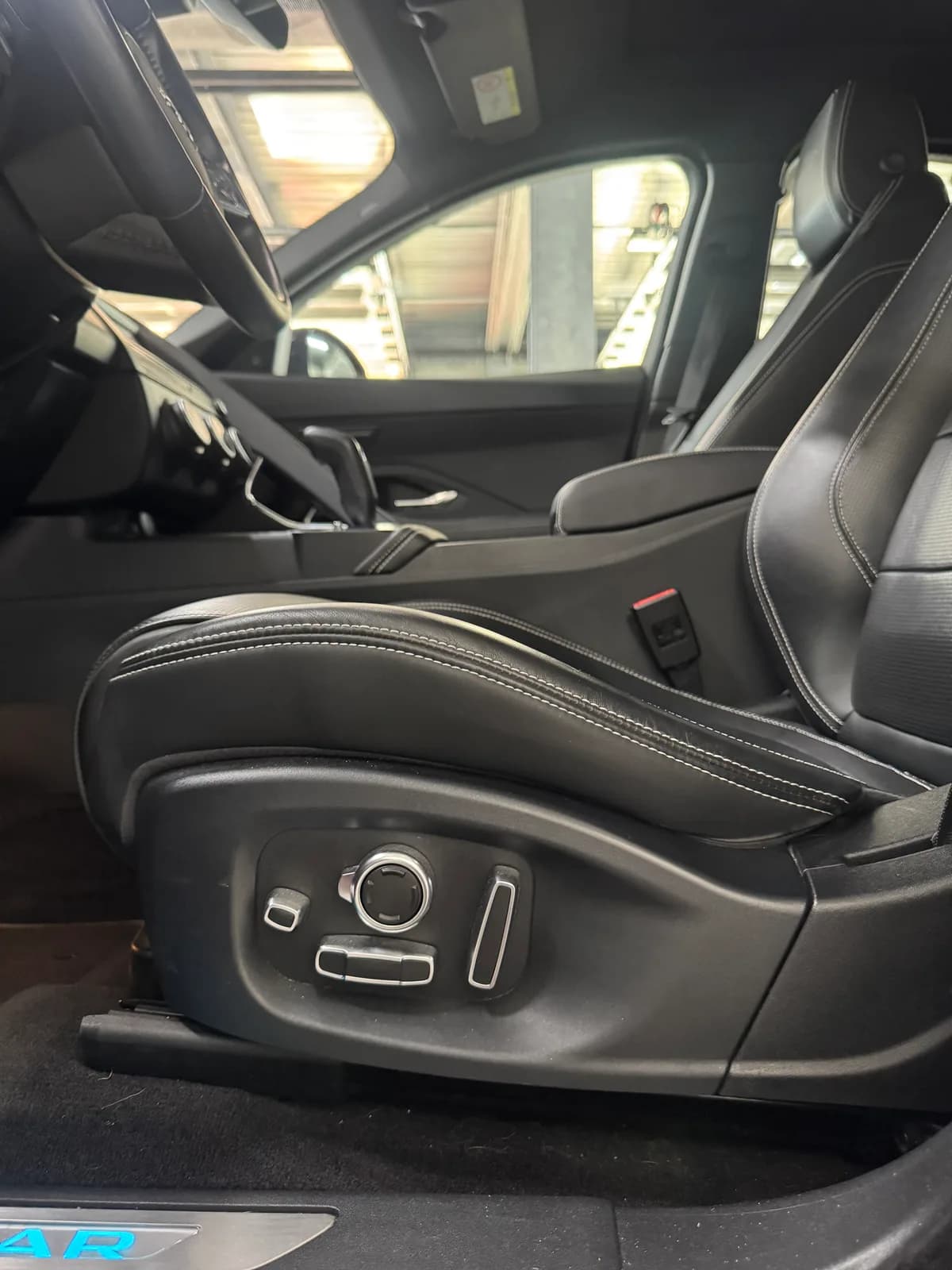 Jaguar E-Pace P300 AWD - Miniature 15
