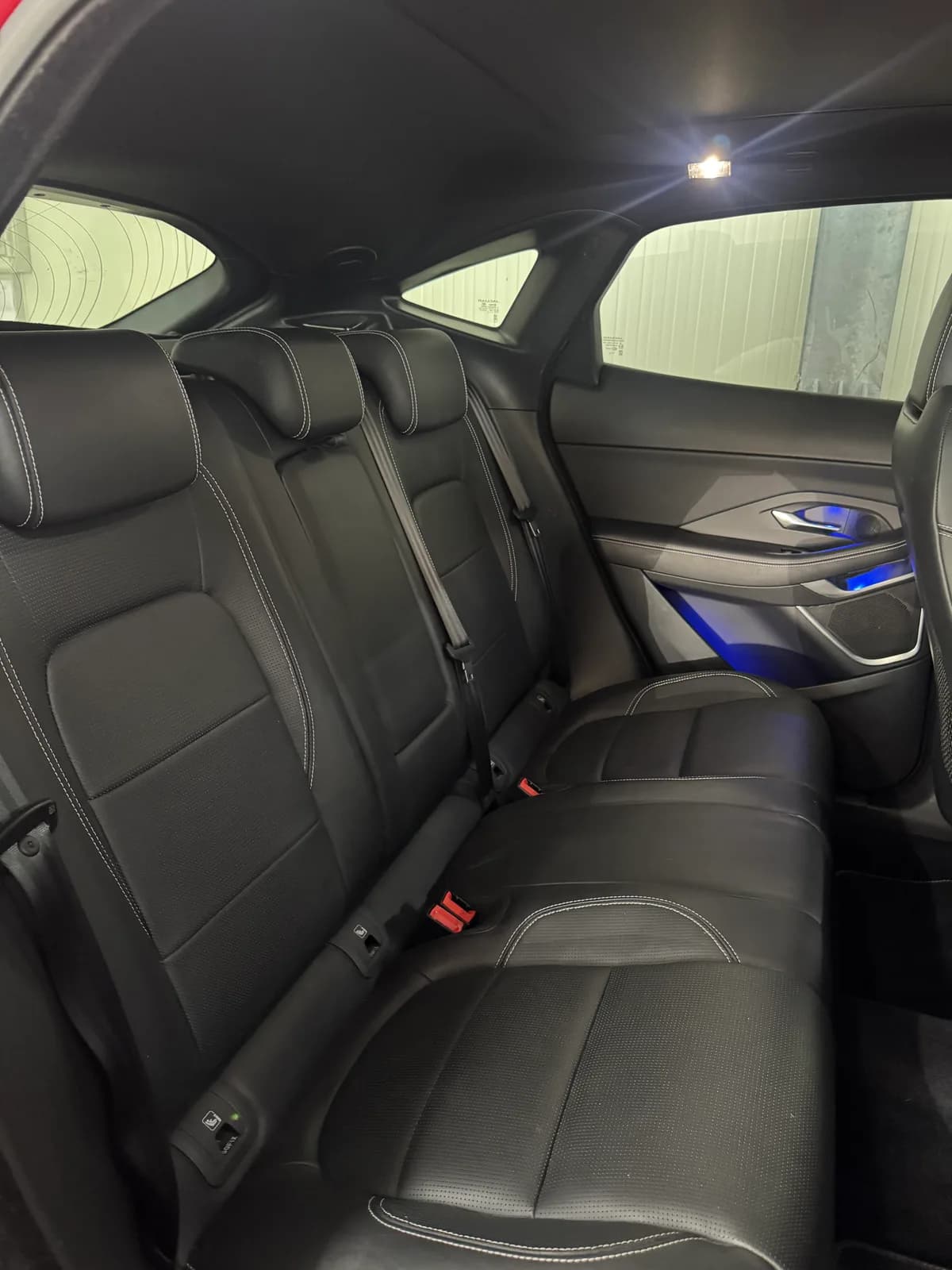 Jaguar E-Pace P300 AWD - Miniature 16