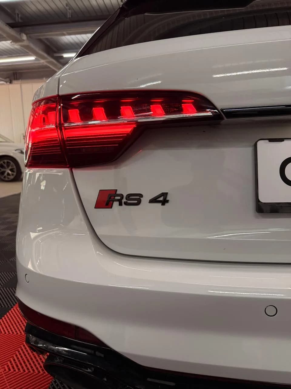 Audi RS4 - Miniature 16