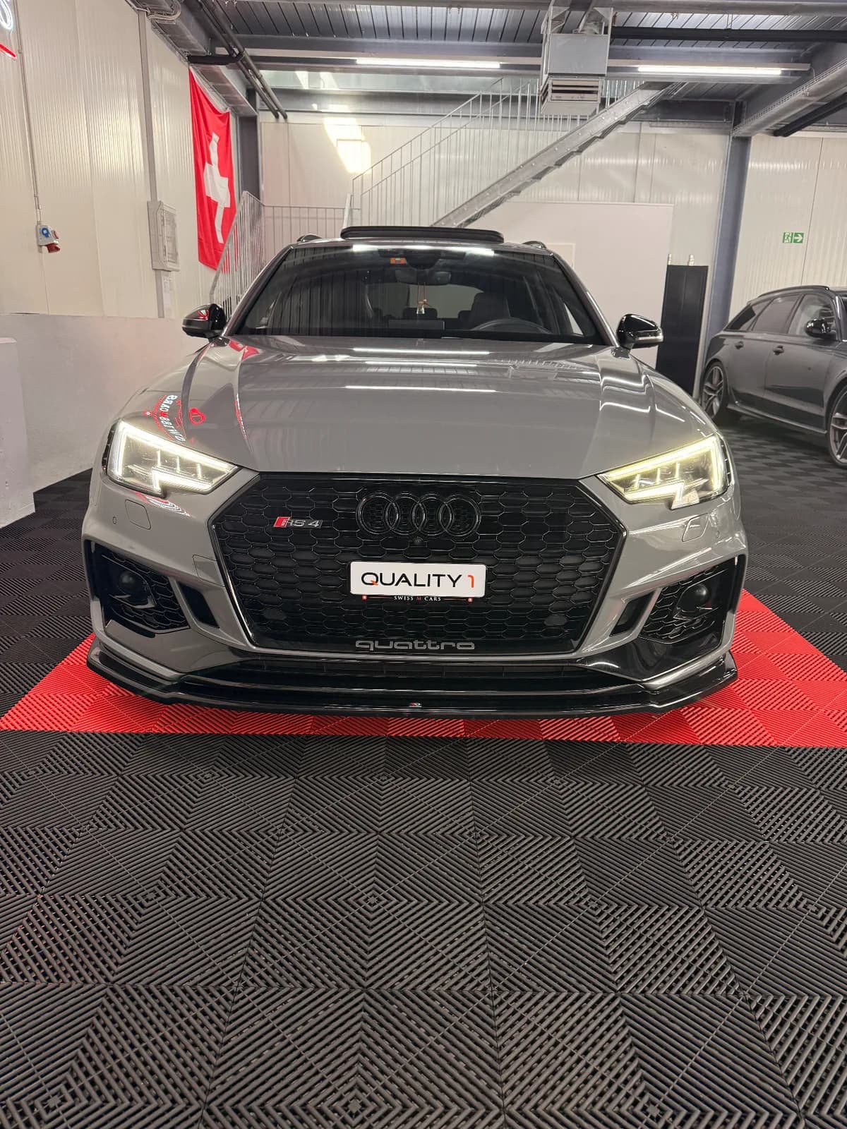 Audi RS4 gris nardo - Miniature 4