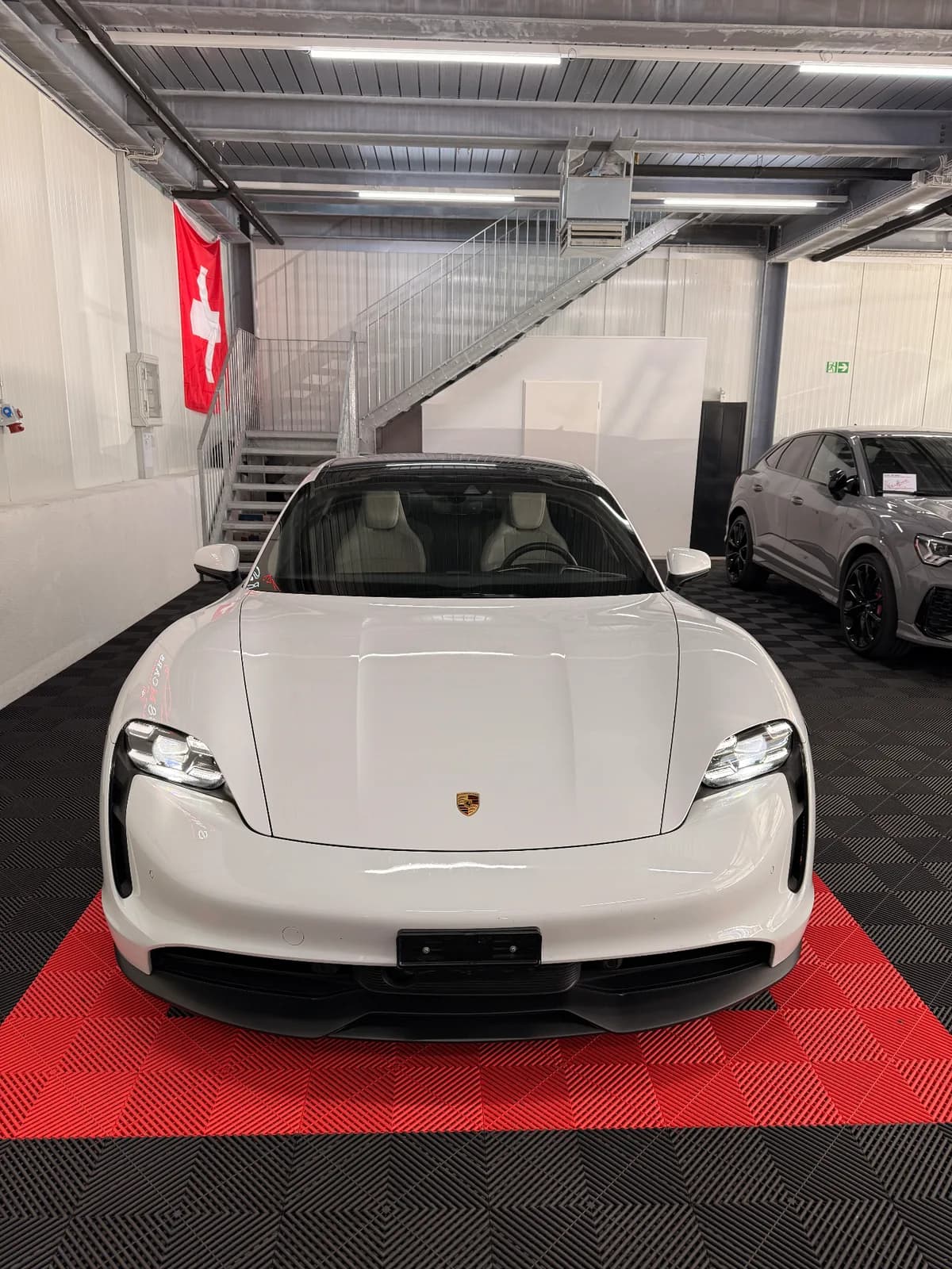 Porsche TAYCAN - Thumbnail 3