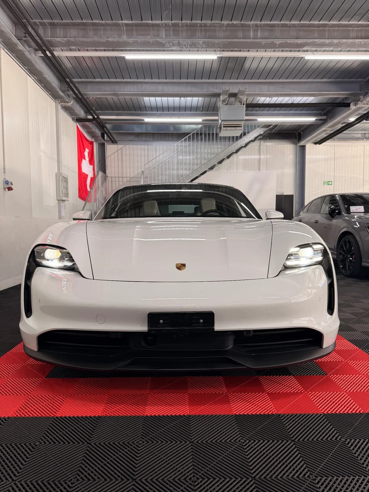 Porsche TAYCAN - Thumbnail 4
