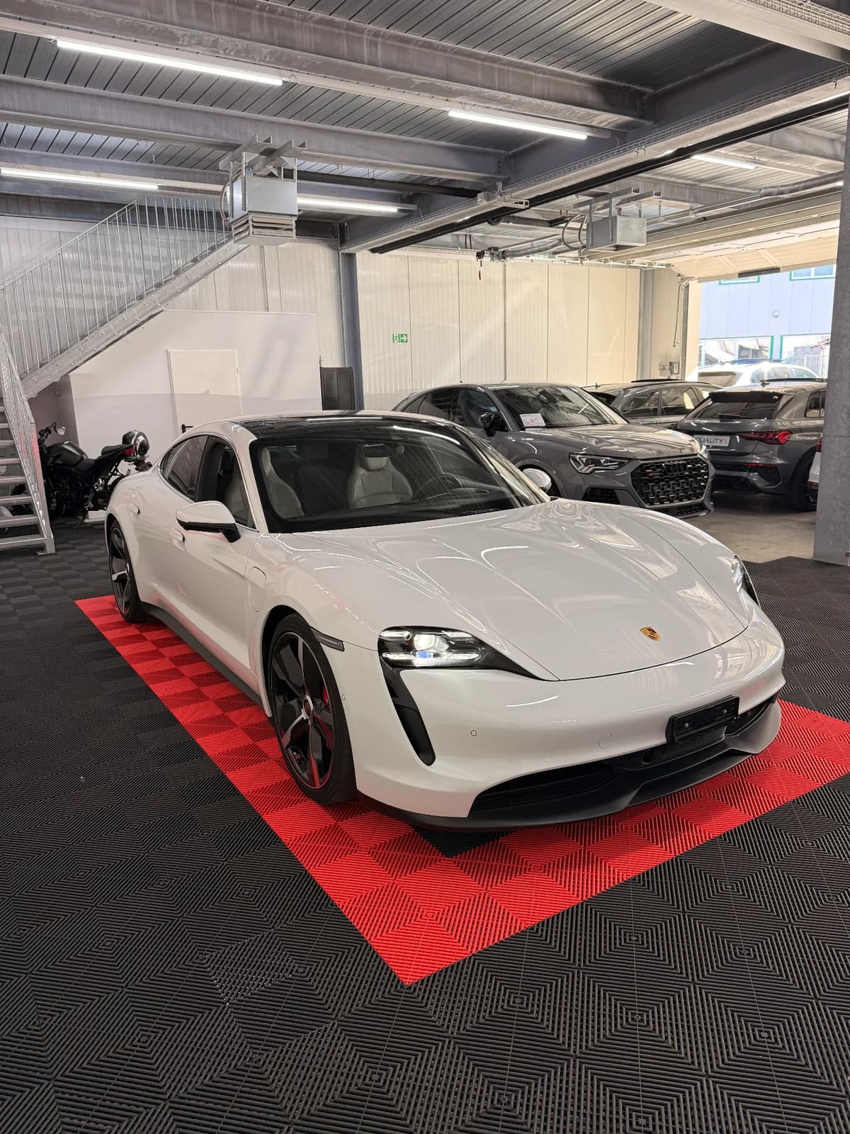 Porsche TAYCAN - Thumbnail 7