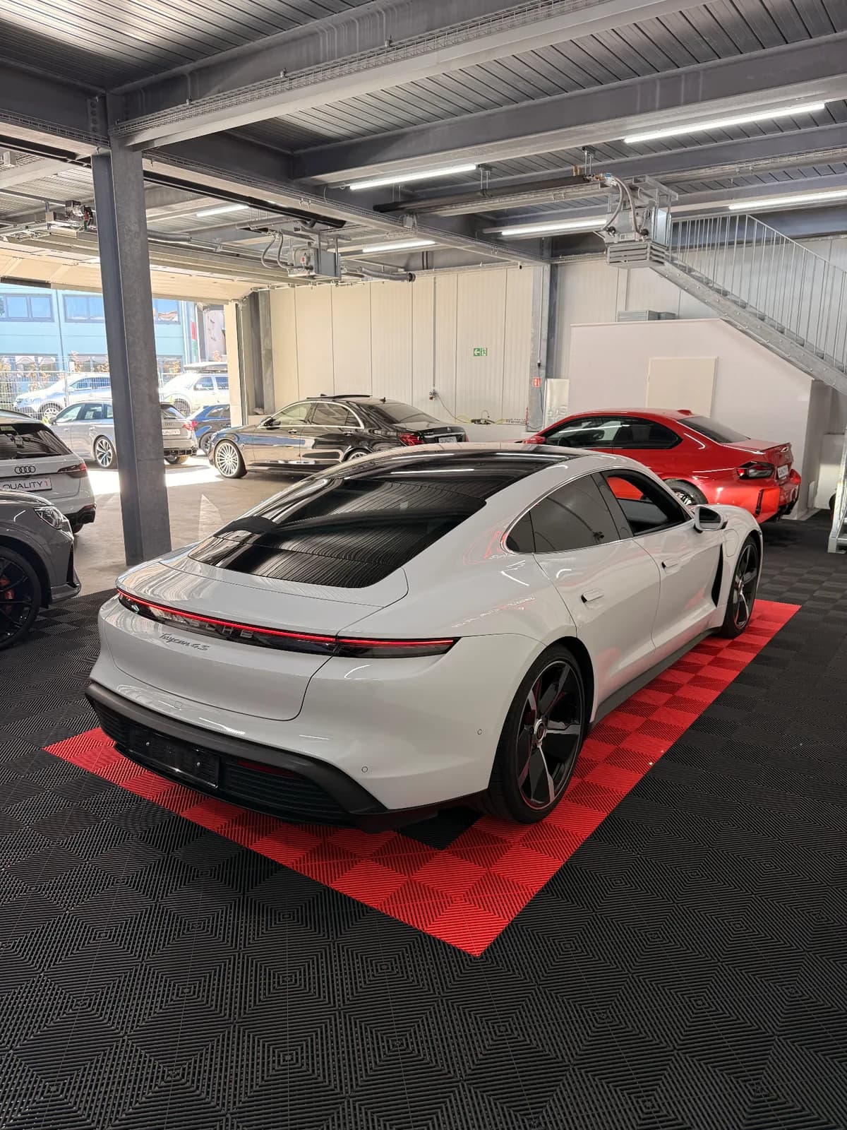 Porsche TAYCAN - Thumbnail 11