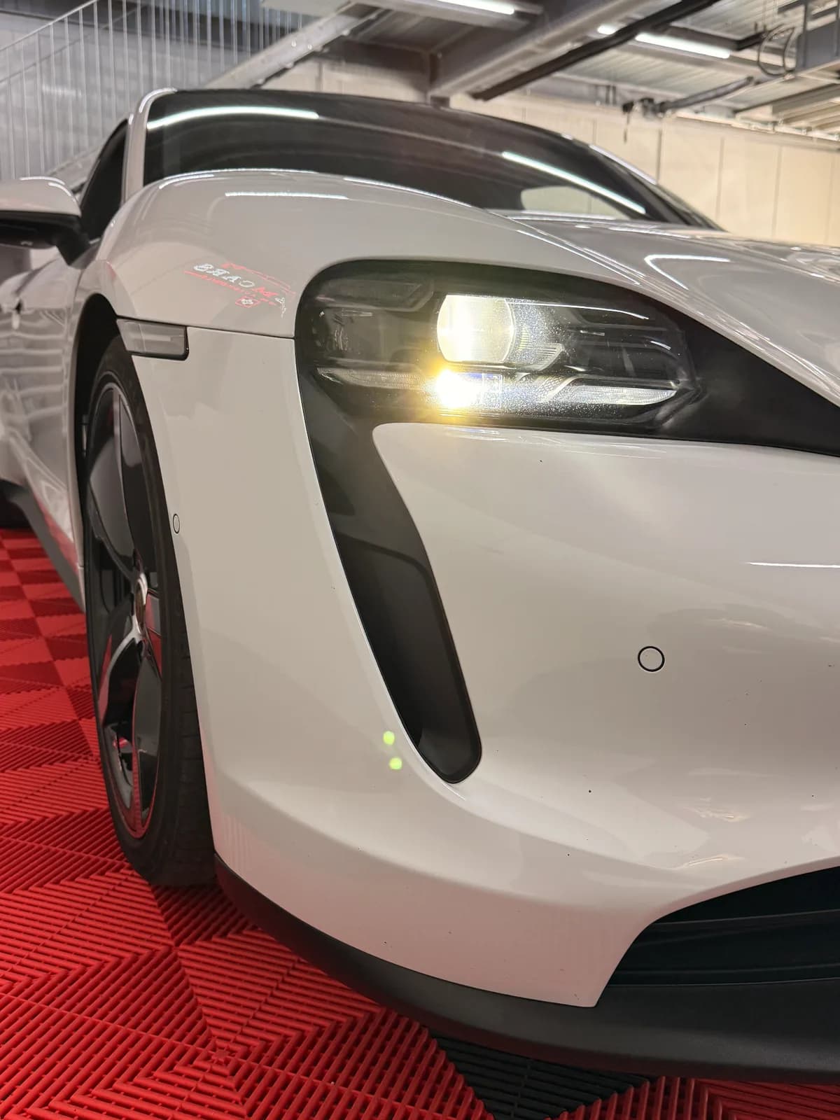 Porsche TAYCAN - Thumbnail 15