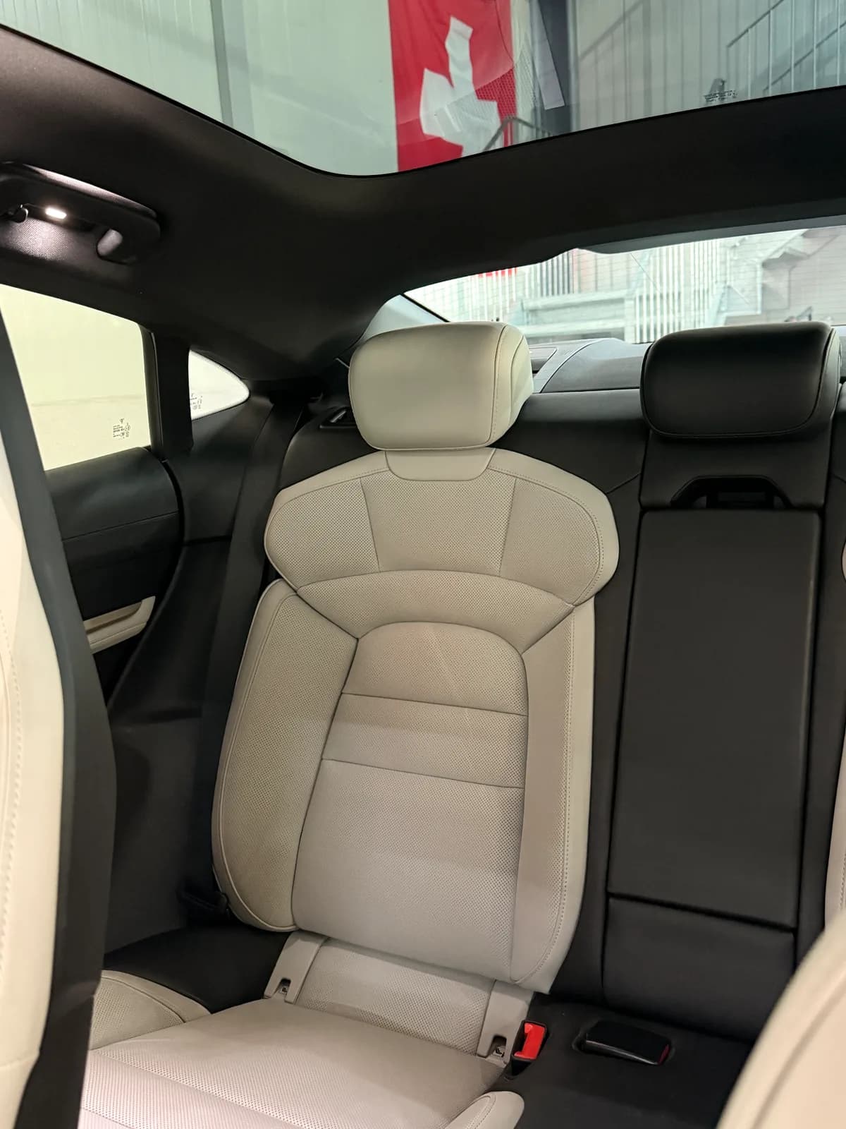 Porsche TAYCAN - Thumbnail 25