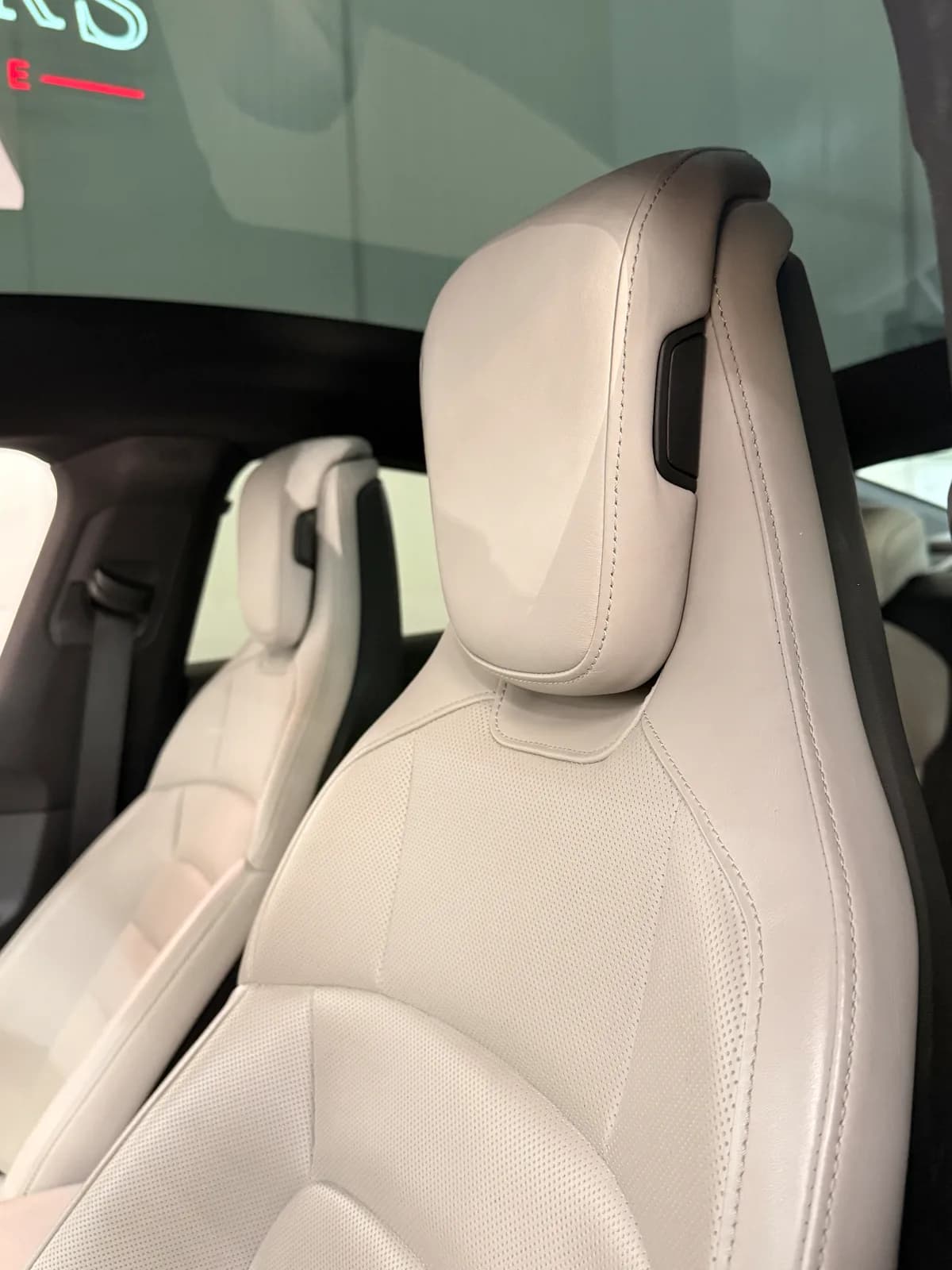 Porsche TAYCAN - Thumbnail 26