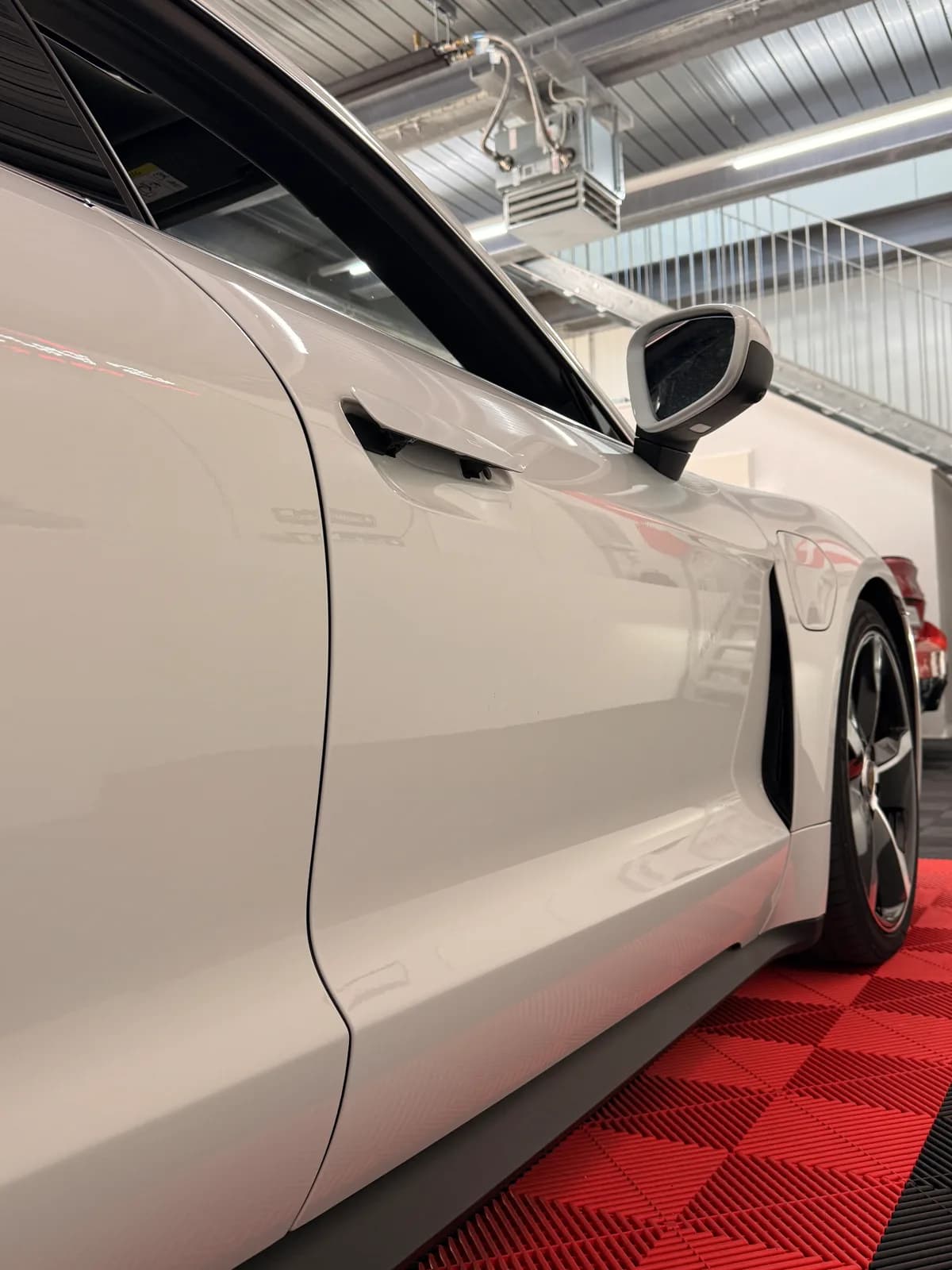Porsche TAYCAN - Thumbnail 28
