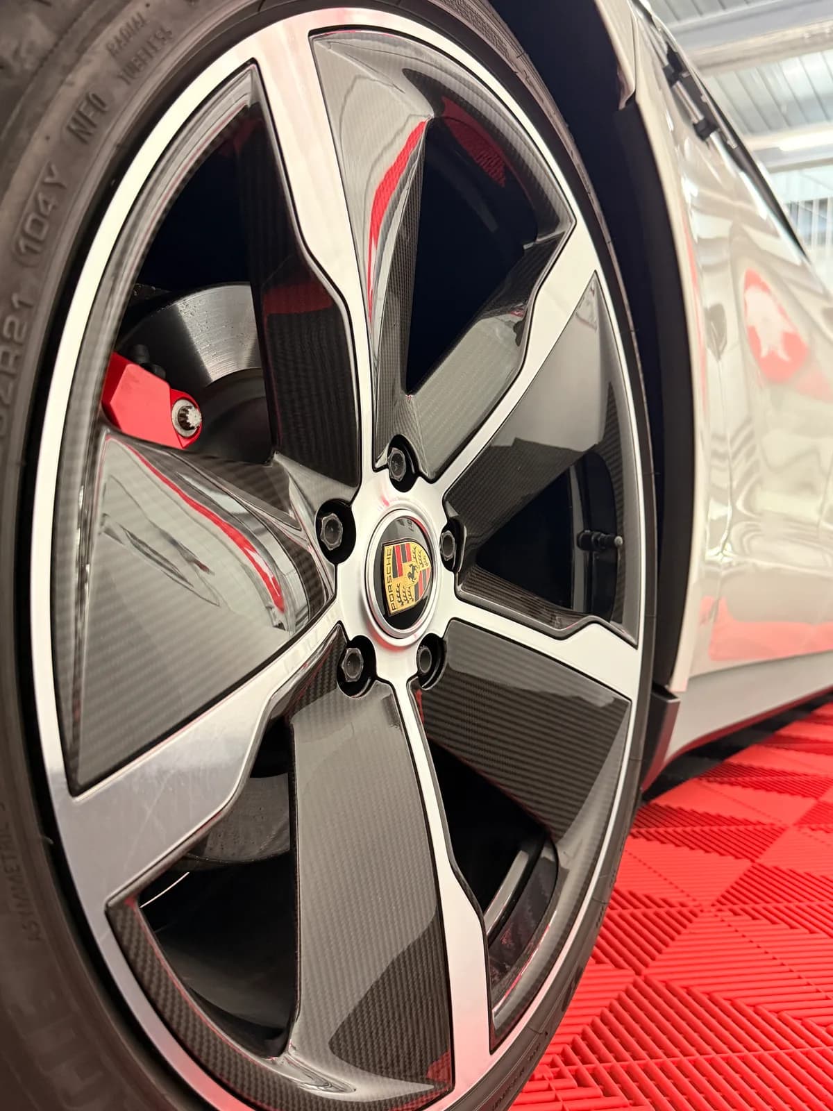Porsche TAYCAN - Thumbnail 29