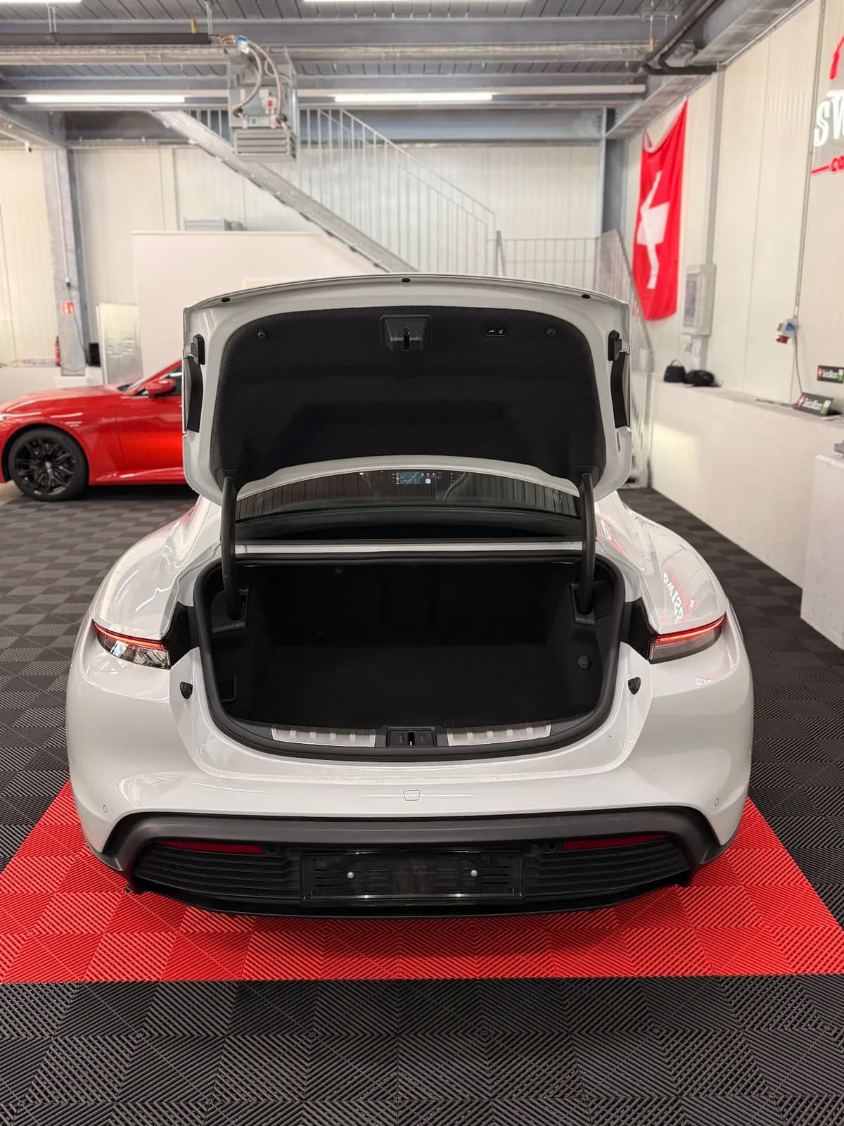 Porsche TAYCAN - Thumbnail 30