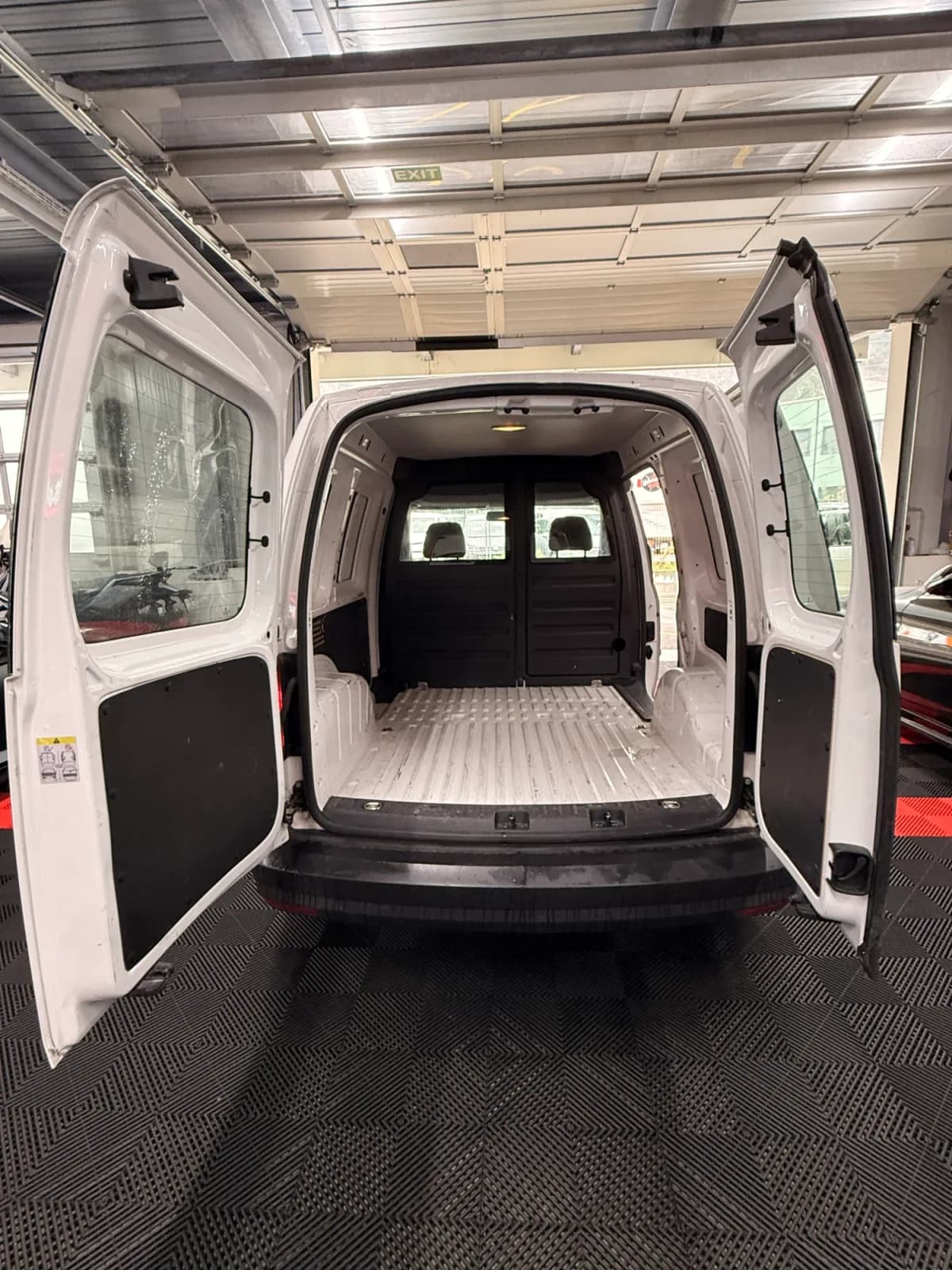 VW Caddy - Miniature 12