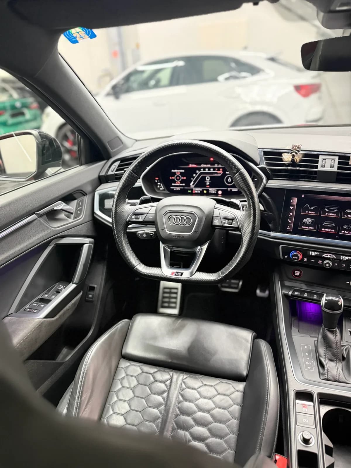AUDI RSQ3 - Miniature 18