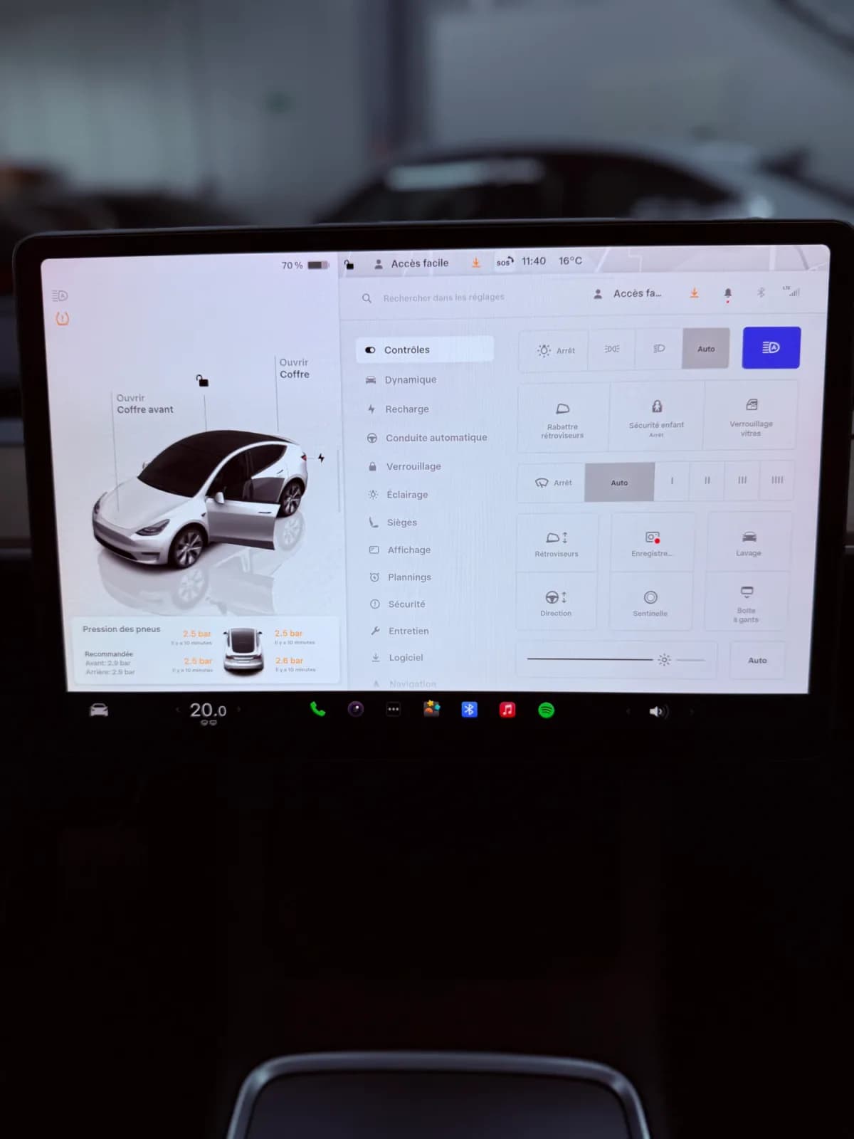 TESLA Model Y - Miniature 27